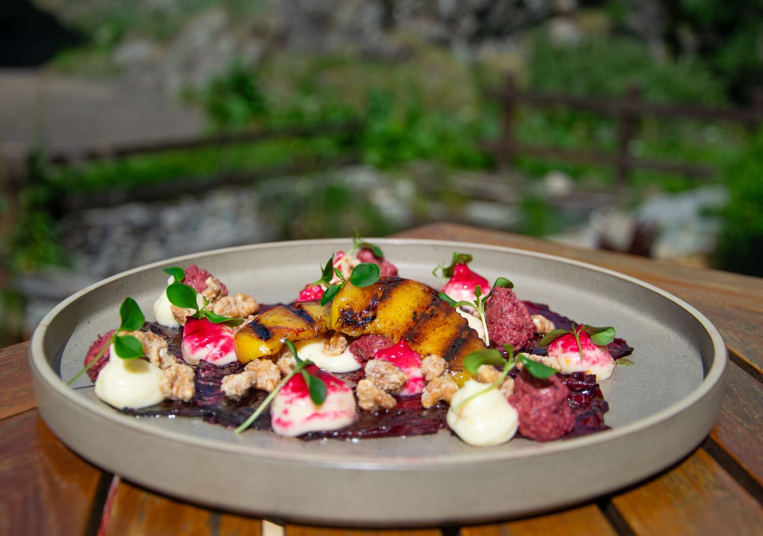 Angerichtetes Gericht auf der Sonnenterrasse des Restaurant Alm